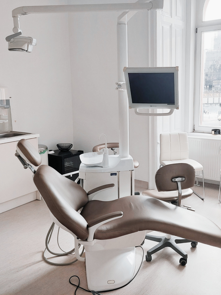 Fogászati rendelő, kezelőhelyiség.